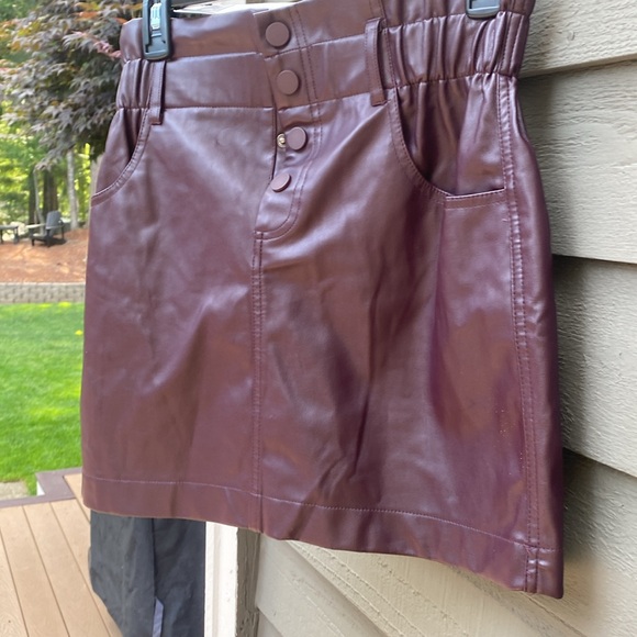 Zara burgundy skirt, size medium. Looks like leather, but not. NWT - Picture 3 of 6
